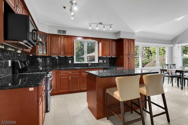 135 Woods End Dr, Bernards Twp., NJ 07920