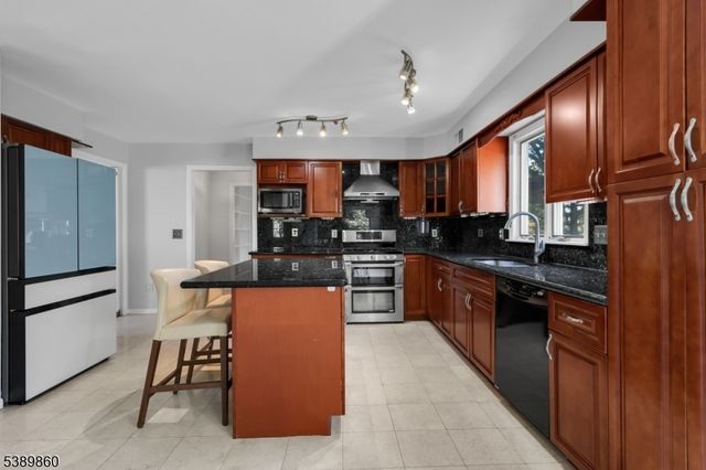 135 Woods End Dr, Bernards Twp., NJ 07920