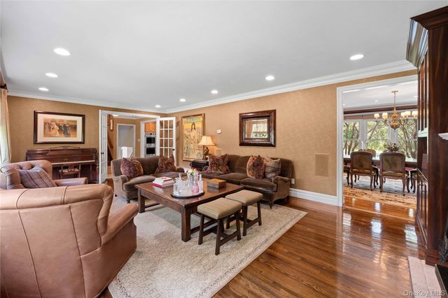 11 Hickory Road, Woodsburgh, NY 11598