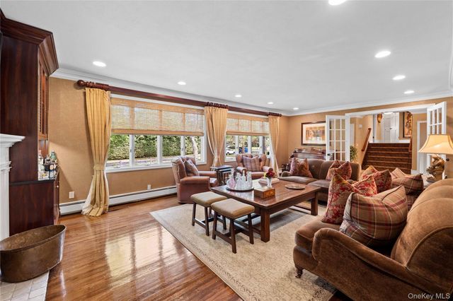 11 Hickory Road, Woodsburgh, NY 11598