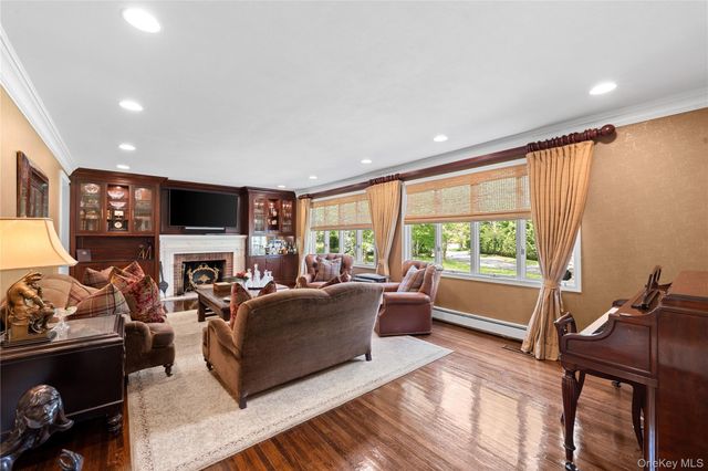11 Hickory Road, Woodsburgh, NY 11598