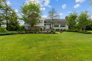 11 Hickory Road, Woodsburgh, NY 11598