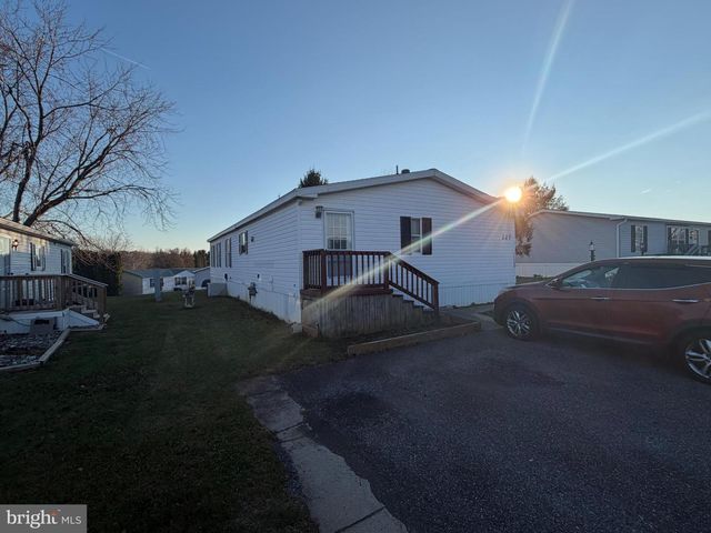 227 LONGWOOD CT W, Lancaster, PA 17603