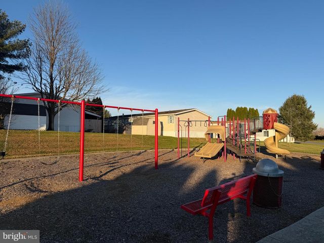 227 LONGWOOD CT W, Lancaster, PA 17603