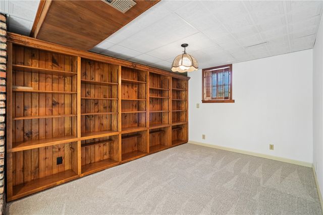 805 Pawnee Drive NW, Cedar Rapids, IA 52405