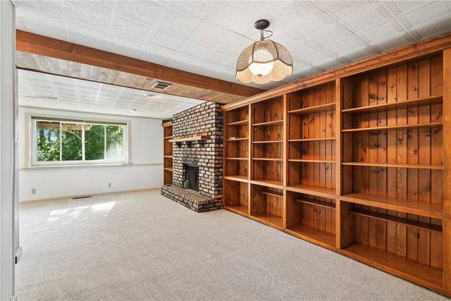 805 Pawnee Drive NW, Cedar Rapids, IA 52405
