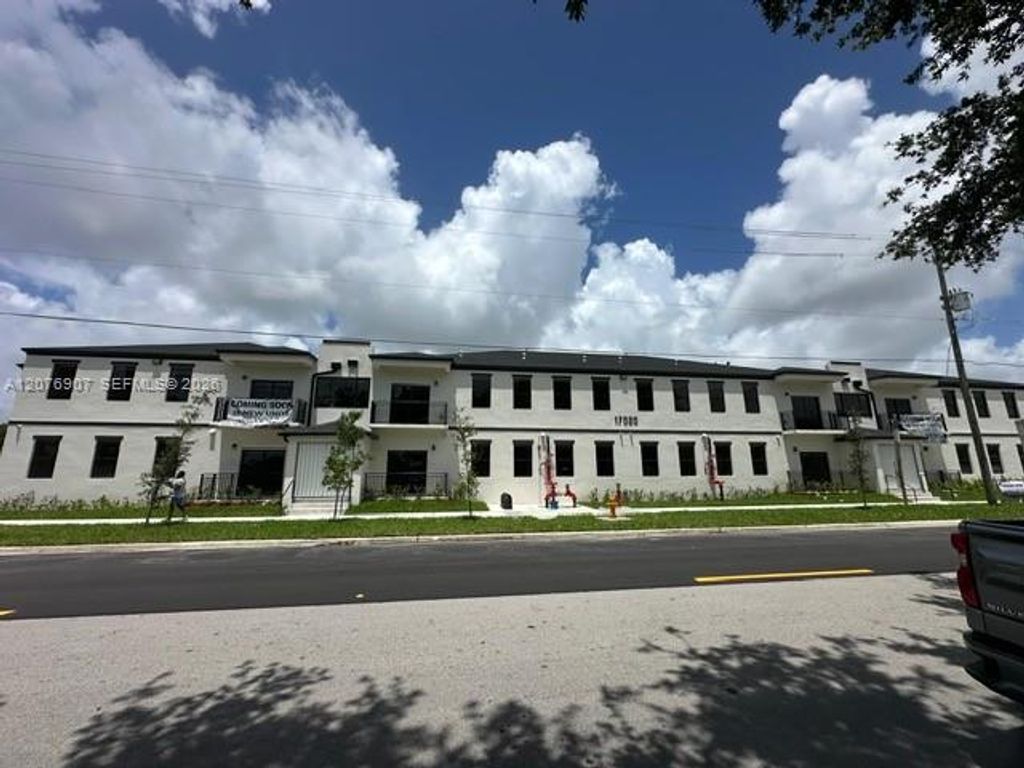 17020 SW 104th Avenue 202, Miami, FL 33157