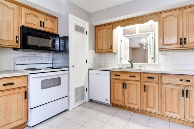 1907 Windsor Dr 1907, Framingham, MA 01701