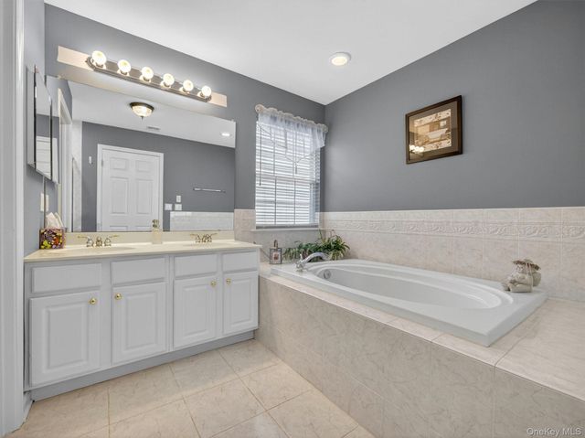 5 Holly Court, Tuxedo Park, NY 10987