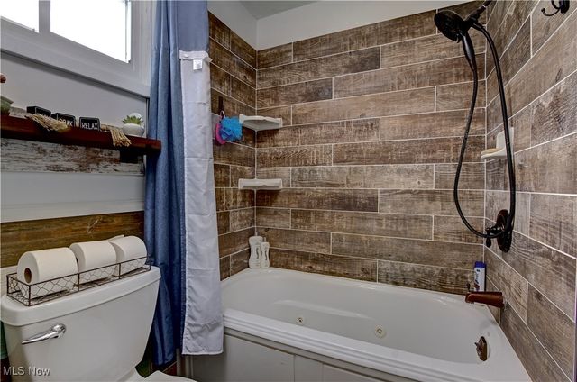 411 Oaknoll Drive, Amherst, OH 44001