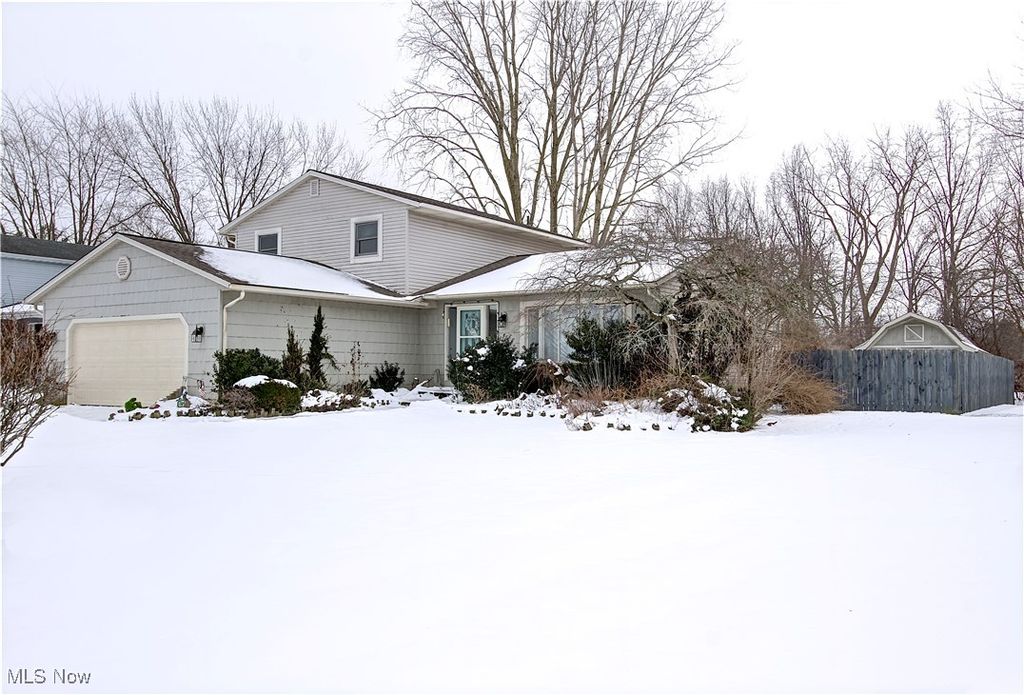 411 Oaknoll Drive, Amherst, OH 44001