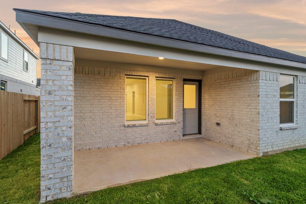 Image 16 of property listing at 69 Shining Point Drive, Waller, TX 77484