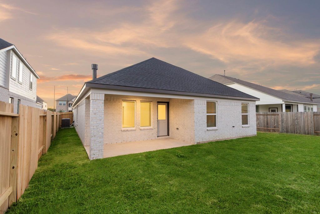 Image 17 of property listing at 69 Shining Point Drive, Waller, TX 77484