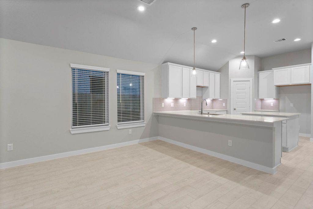 Image 6 of property listing at 69 Shining Point Drive, Waller, TX 77484