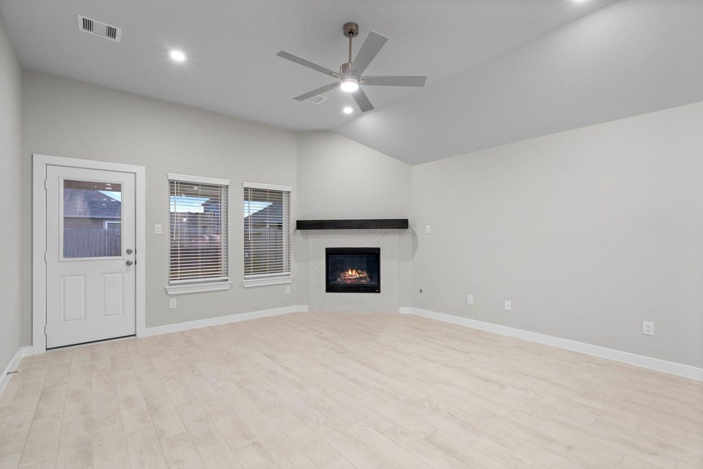 Image 7 of property listing at 69 Shining Point Drive, Waller, TX 77484