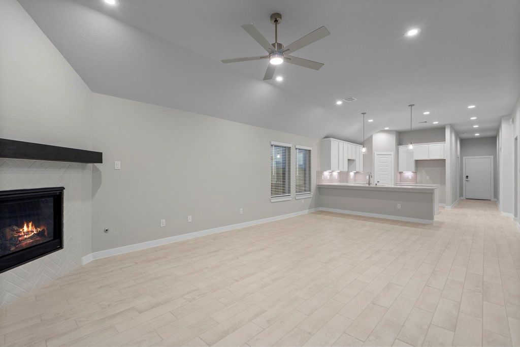 Image 8 of property listing at 69 Shining Point Drive, Waller, TX 77484