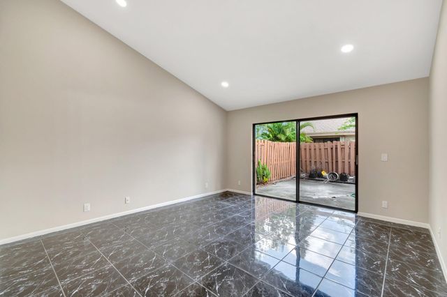 82 Baytree Circle, Boynton Beach, FL 33436