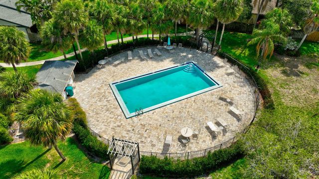 82 Baytree Circle, Boynton Beach, FL 33436