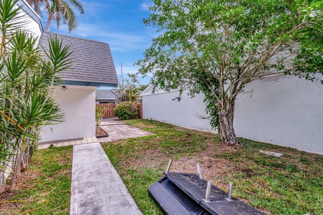 82 Baytree Circle, Boynton Beach, FL 33436