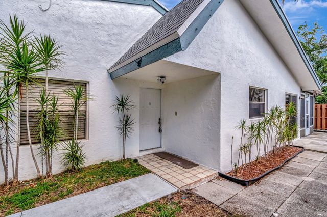 82 Baytree Circle, Boynton Beach, FL 33436