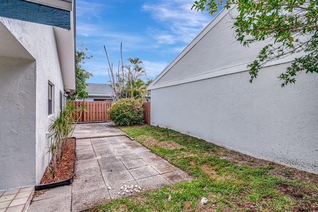 82 Baytree Circle, Boynton Beach, FL 33436