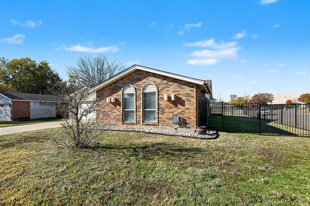 6709 Sunnybank Drive, Fort Worth, TX 76137