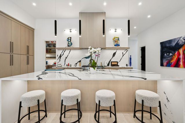 3916 Harding Pl, Nashville, TN 37215