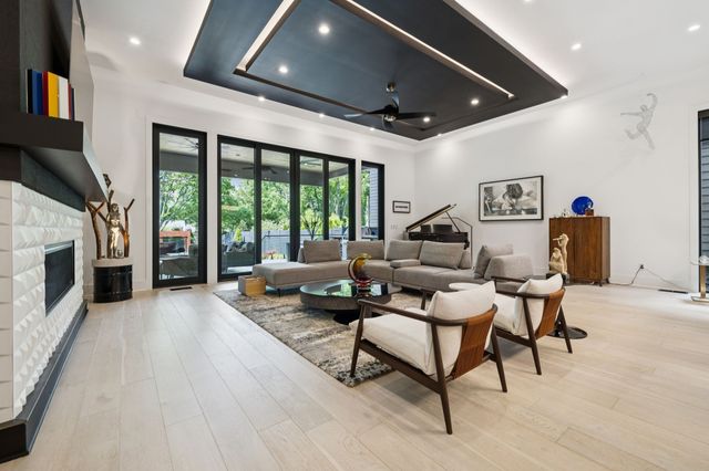 3916 Harding Pl, Nashville, TN 37215