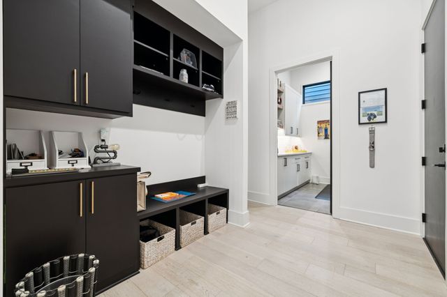 3916 Harding Pl, Nashville, TN 37215