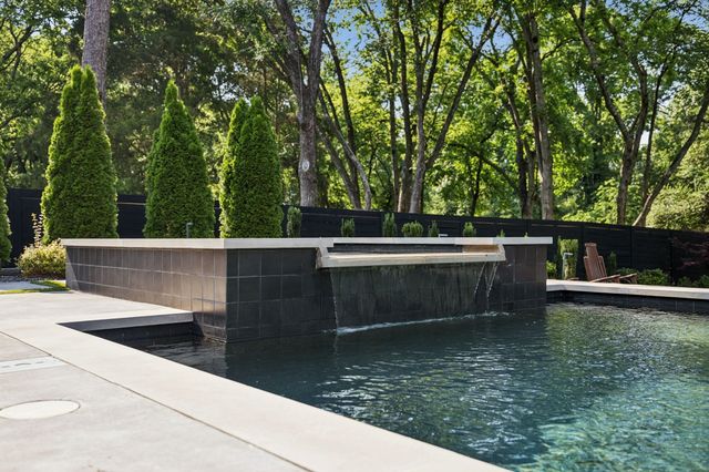 3916 Harding Pl, Nashville, TN 37215