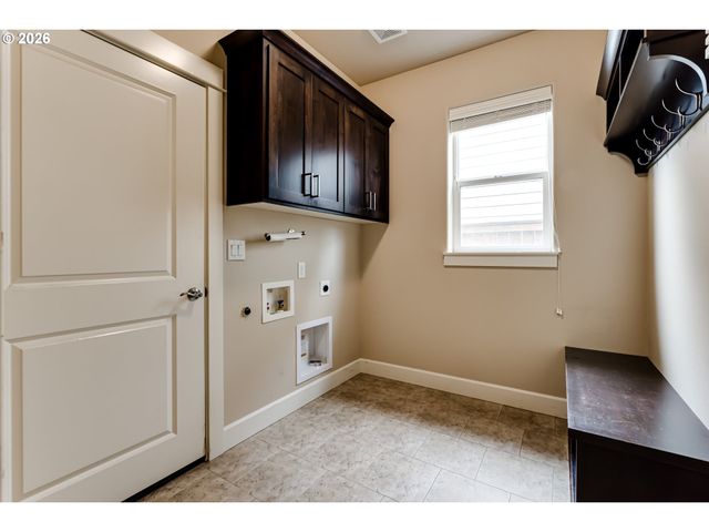 4452 WENDOVER St, Eugene, OR 97404