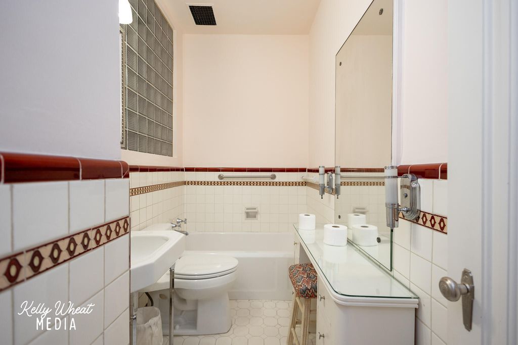 Image 10 of property listing at 1401 S Madison Street, San Angelo, TX 76901