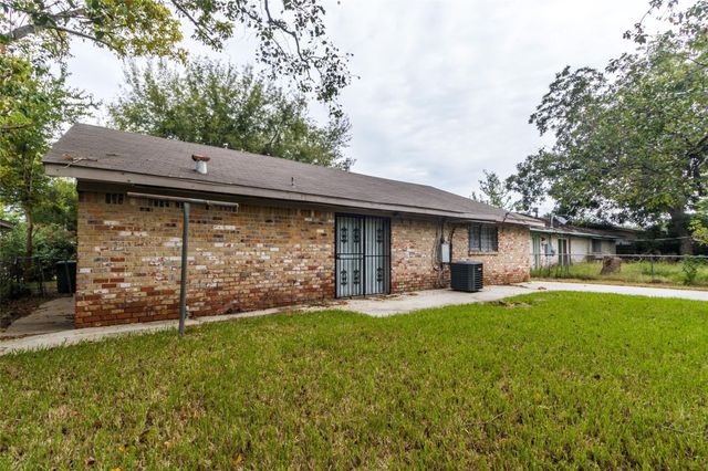 3823 Heatherbrook Drive, Houston, TX 77045