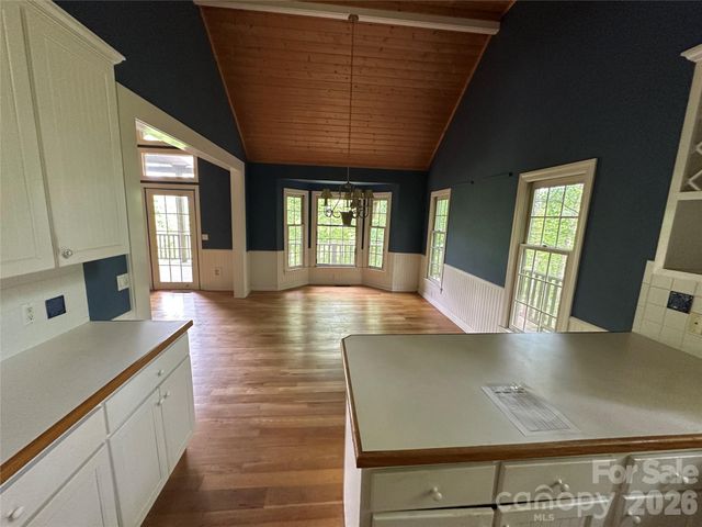 880 W Rochester Drive, Cashiers, NC 28717