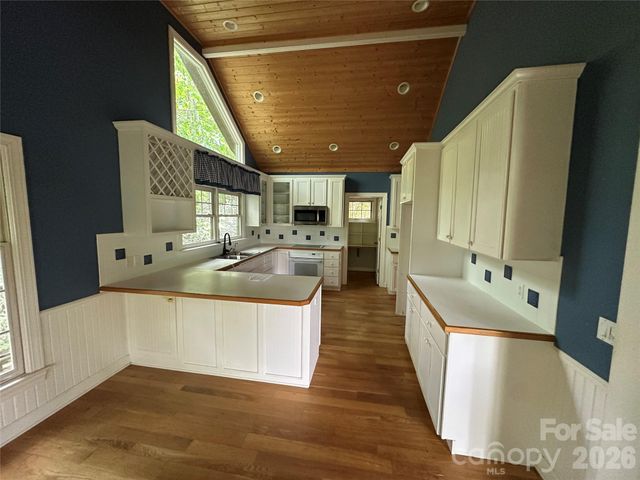 880 W Rochester Drive, Cashiers, NC 28717