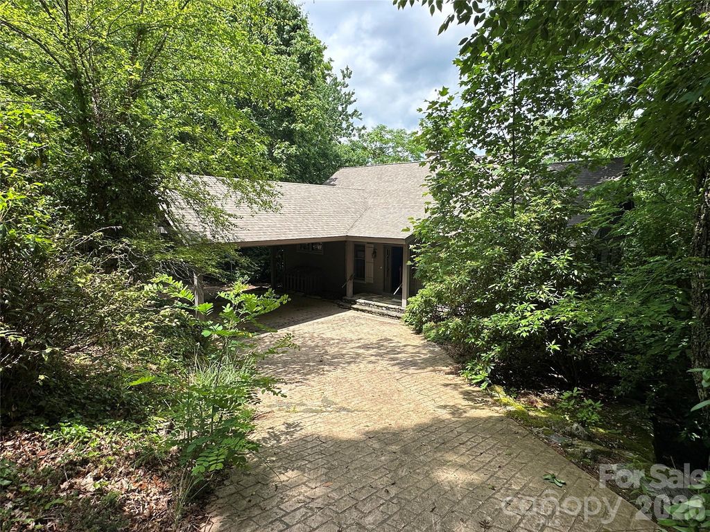 880 W Rochester Drive, Cashiers, NC 28717