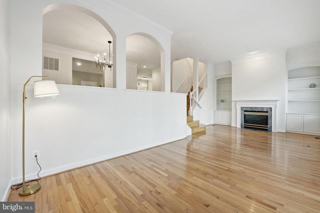 1919 LOGAN MANOR DR, Reston, VA 20190