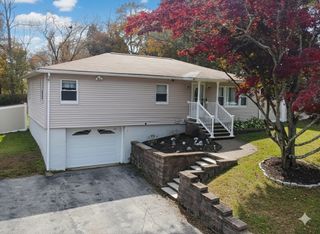 10 Tanyard Rd, Dudley, MA 01571