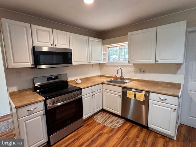 33 TWISTING LN, Levittown, PA 19054