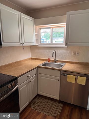 33 TWISTING LN, Levittown, PA 19054