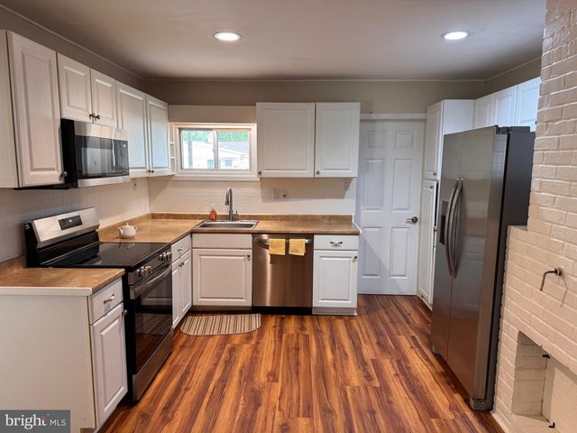 33 TWISTING LN, Levittown, PA 19054