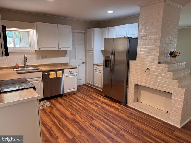 33 TWISTING LN, Levittown, PA 19054