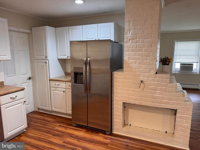 33 TWISTING LN, Levittown, PA 19054