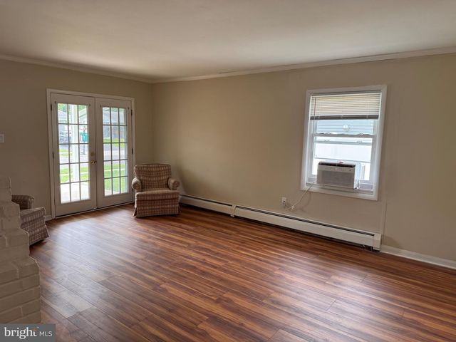 33 TWISTING LN, Levittown, PA 19054