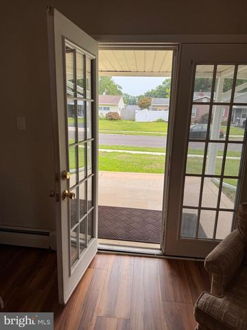 33 TWISTING LN, Levittown, PA 19054