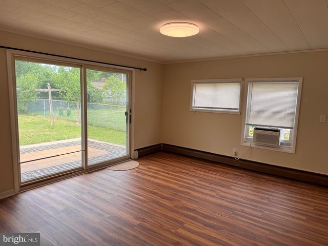 33 TWISTING LN, Levittown, PA 19054