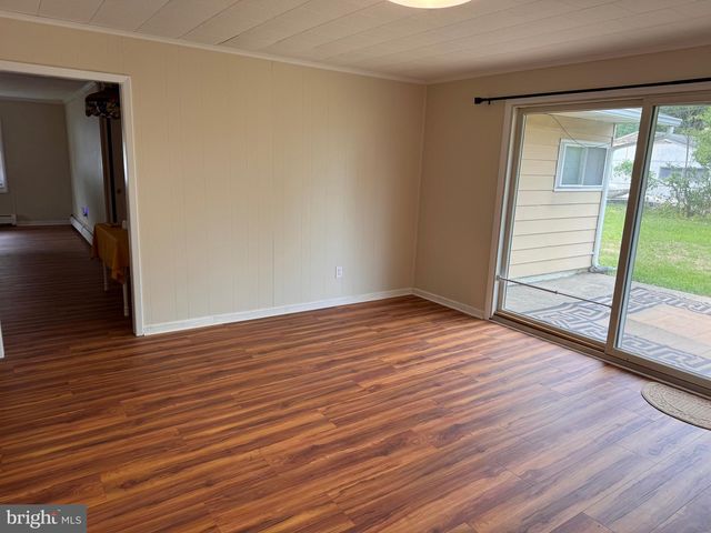 33 TWISTING LN, Levittown, PA 19054