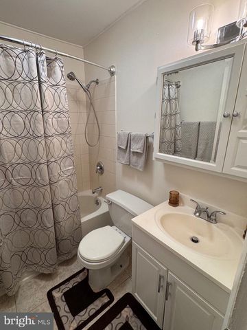 33 TWISTING LN, Levittown, PA 19054