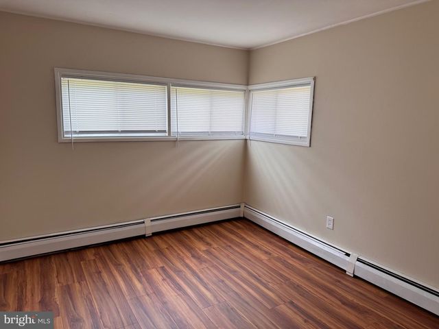 33 TWISTING LN, Levittown, PA 19054