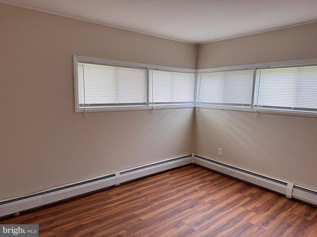 33 TWISTING LN, Levittown, PA 19054